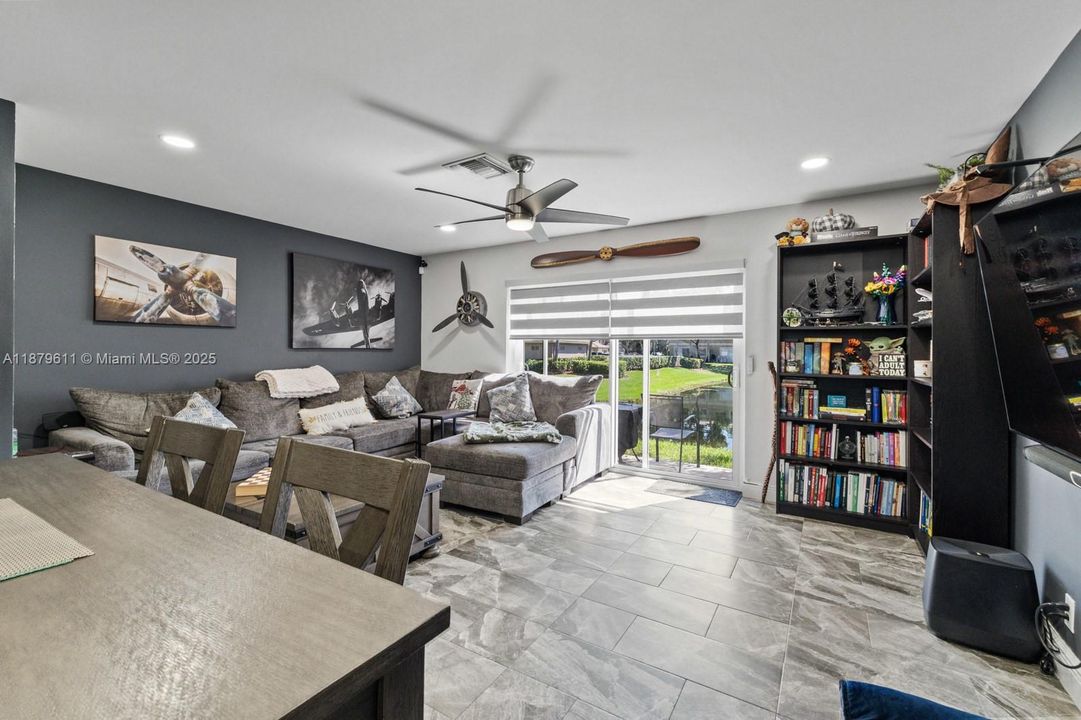 На продажу: $399,999 (2 спален, 2 ванн, 1155 Квадратных фут)