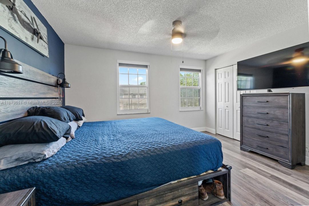 На продажу: $399,999 (2 спален, 2 ванн, 1155 Квадратных фут)