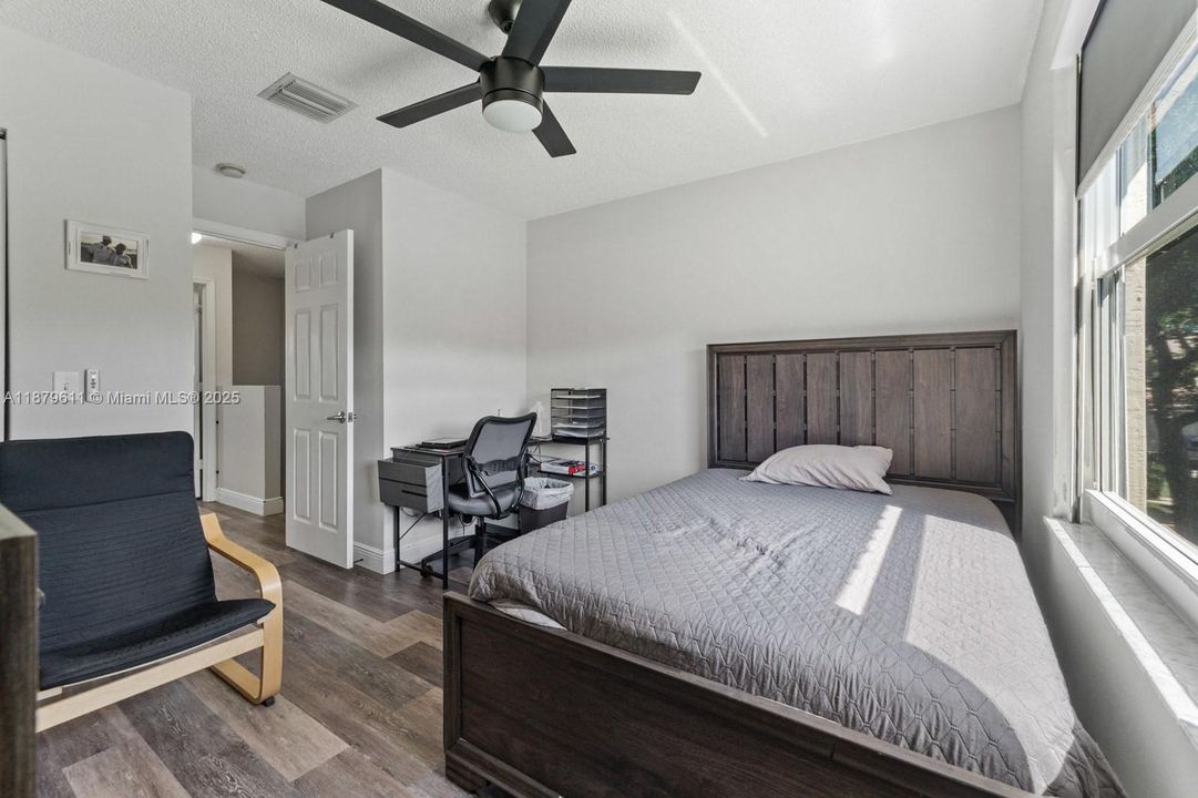 На продажу: $399,999 (2 спален, 2 ванн, 1155 Квадратных фут)