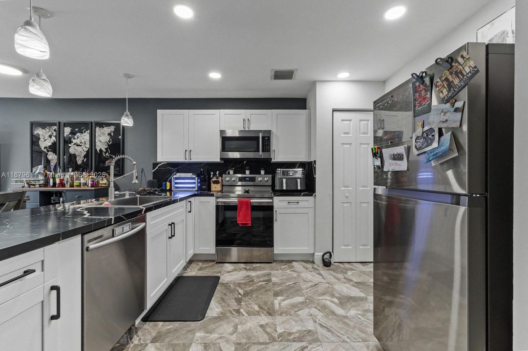 На продажу: $399,999 (2 спален, 2 ванн, 1155 Квадратных фут)