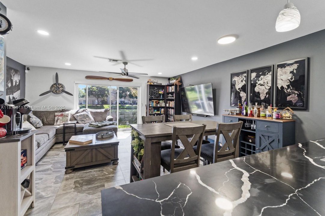 На продажу: $399,999 (2 спален, 2 ванн, 1155 Квадратных фут)