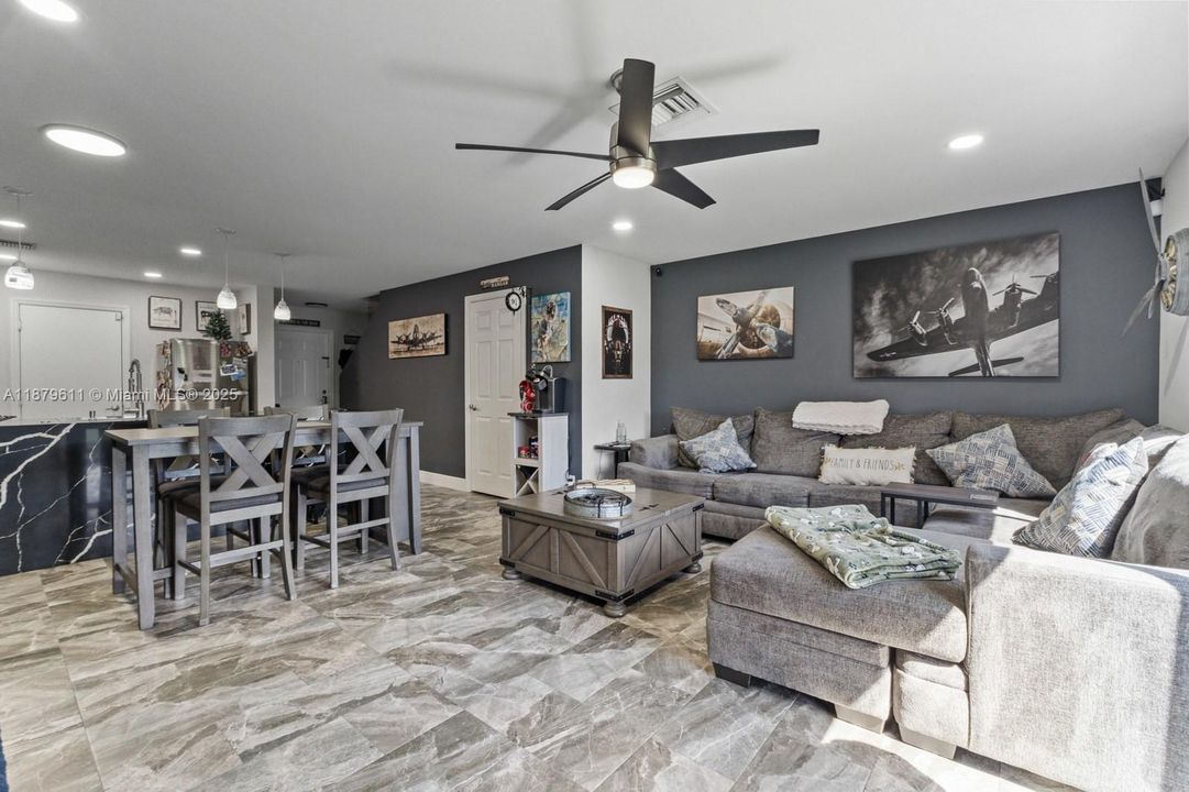 На продажу: $399,999 (2 спален, 2 ванн, 1155 Квадратных фут)