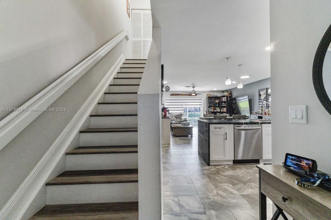 На продажу: $399,999 (2 спален, 2 ванн, 1155 Квадратных фут)