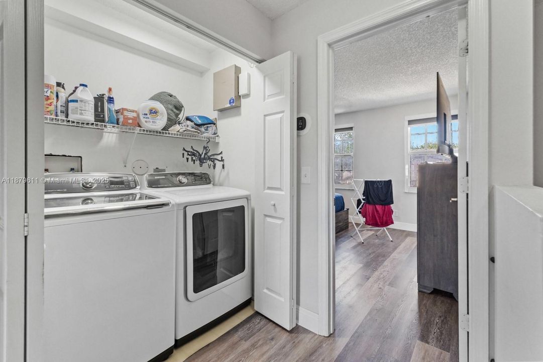 На продажу: $399,999 (2 спален, 2 ванн, 1155 Квадратных фут)