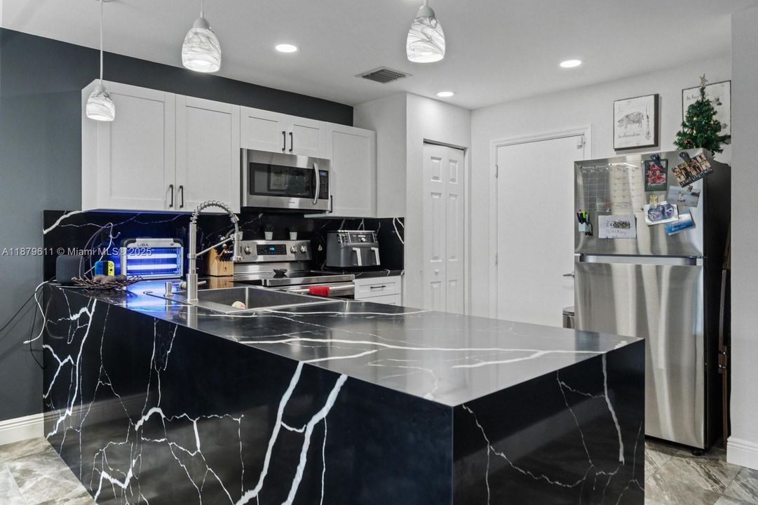 На продажу: $399,999 (2 спален, 2 ванн, 1155 Квадратных фут)