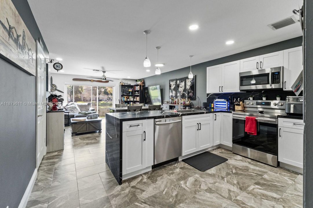 На продажу: $399,999 (2 спален, 2 ванн, 1155 Квадратных фут)