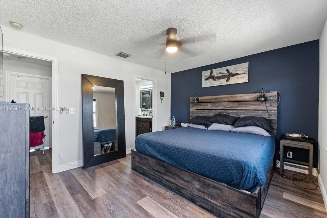 На продажу: $399,999 (2 спален, 2 ванн, 1155 Квадратных фут)