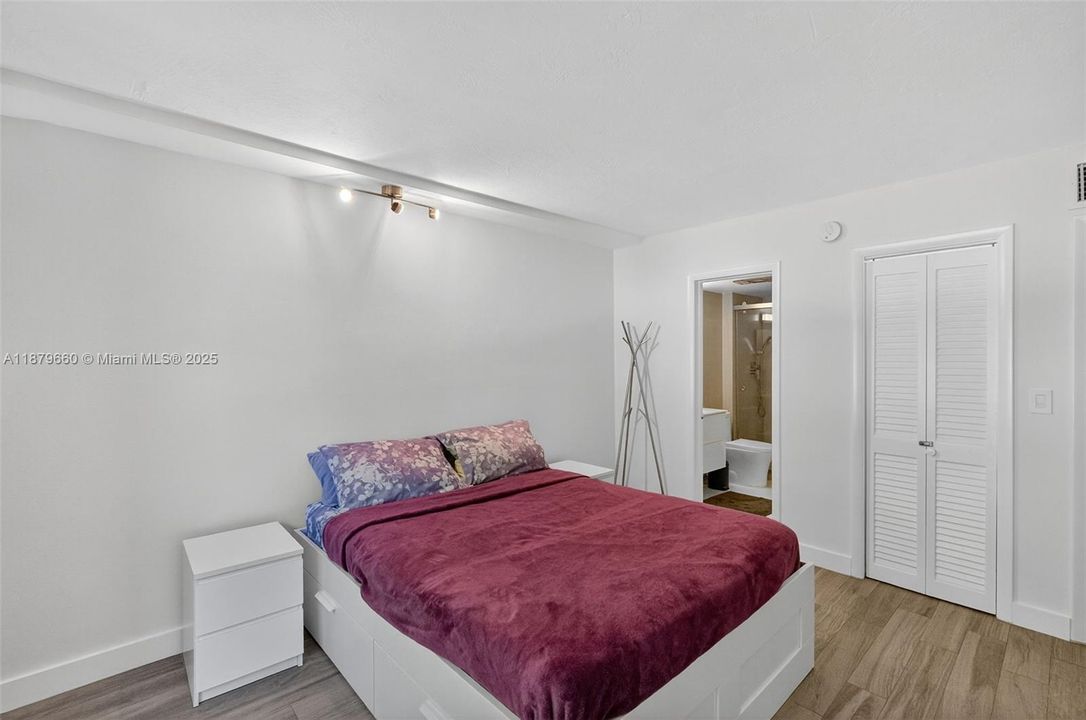 For Sale: $710,000 (2 beds, 2 baths, 1100 Square Feet)