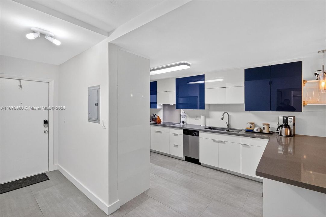 For Sale: $710,000 (2 beds, 2 baths, 1100 Square Feet)