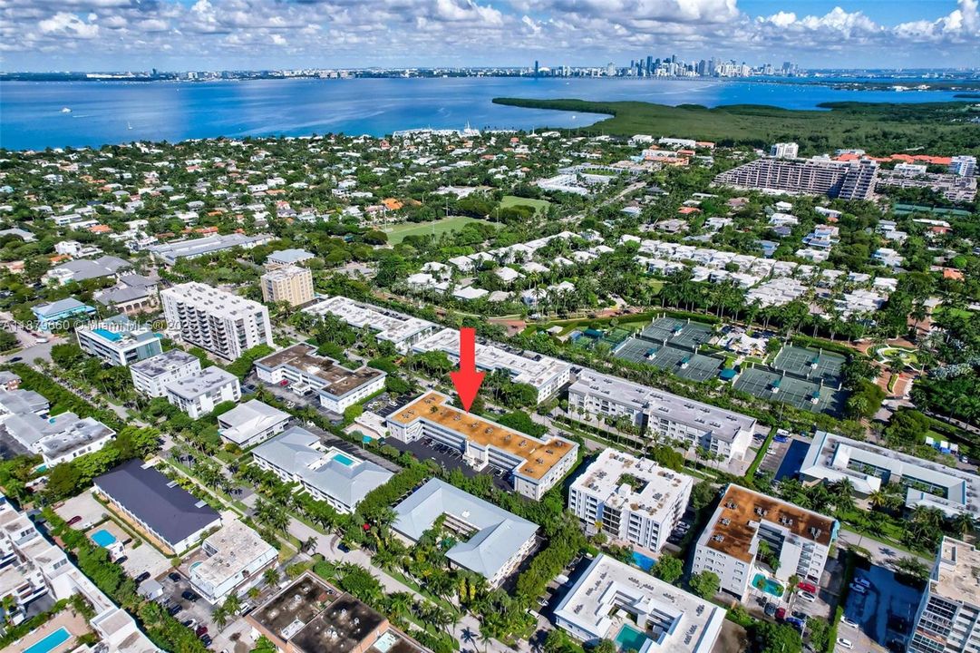 For Sale: $710,000 (2 beds, 2 baths, 1100 Square Feet)