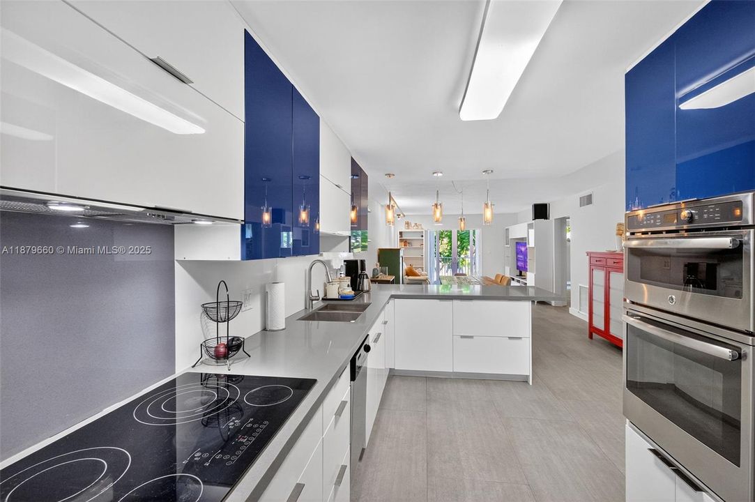 For Sale: $710,000 (2 beds, 2 baths, 1100 Square Feet)