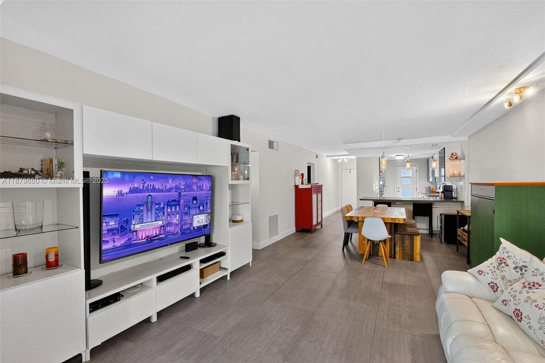 For Sale: $710,000 (2 beds, 2 baths, 1100 Square Feet)