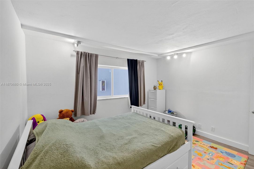 For Sale: $710,000 (2 beds, 2 baths, 1100 Square Feet)