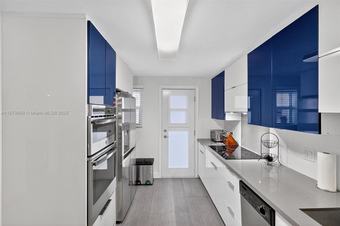 For Sale: $710,000 (2 beds, 2 baths, 1100 Square Feet)