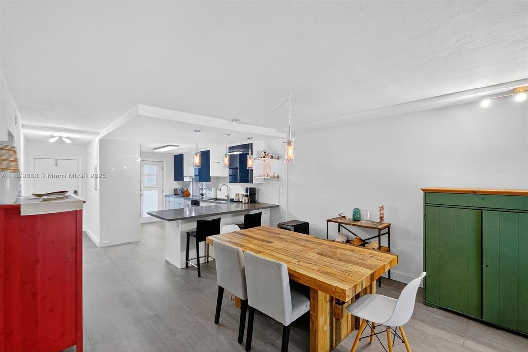 For Sale: $710,000 (2 beds, 2 baths, 1100 Square Feet)