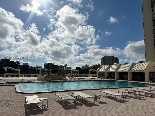 待售: $190,000 (1 贝兹, 1 浴室, 1038 平方英尺)