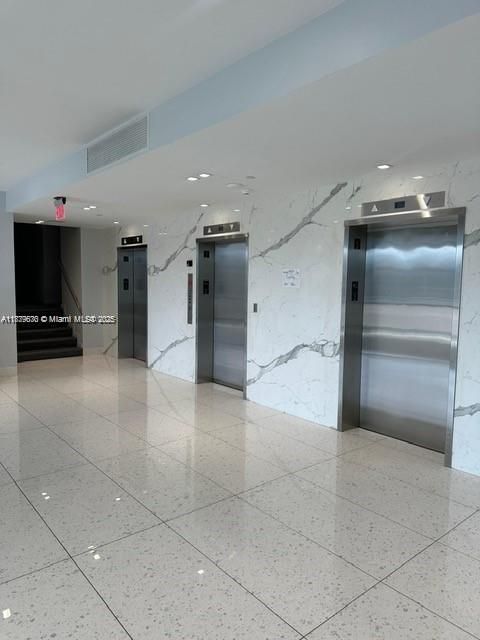 待售: $190,000 (1 贝兹, 1 浴室, 1038 平方英尺)