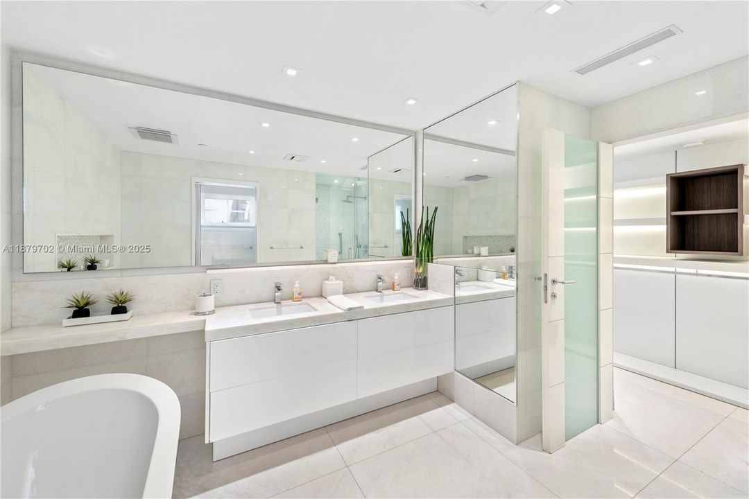 For Sale: $1,850,000 (1 beds, 1 baths, 690 Square Feet)