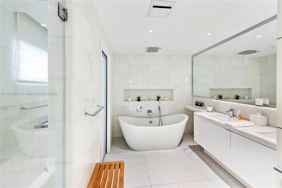 For Sale: $1,850,000 (1 beds, 1 baths, 690 Square Feet)