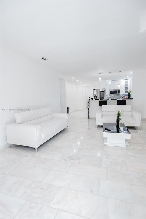 Под контрактом: $4,200 (3 спален, 2 ванн, 2071 Квадратных фут)