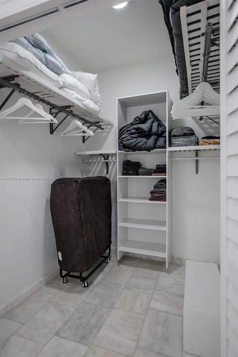 Под контрактом: $4,200 (3 спален, 2 ванн, 2071 Квадратных фут)