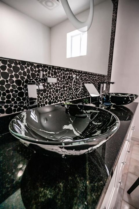 Под контрактом: $4,200 (3 спален, 2 ванн, 2071 Квадратных фут)