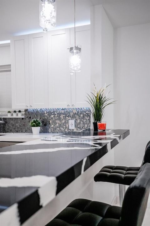 Под контрактом: $4,200 (3 спален, 2 ванн, 2071 Квадратных фут)