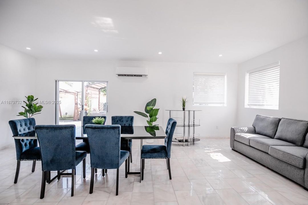 Под контрактом: $4,200 (3 спален, 2 ванн, 2071 Квадратных фут)