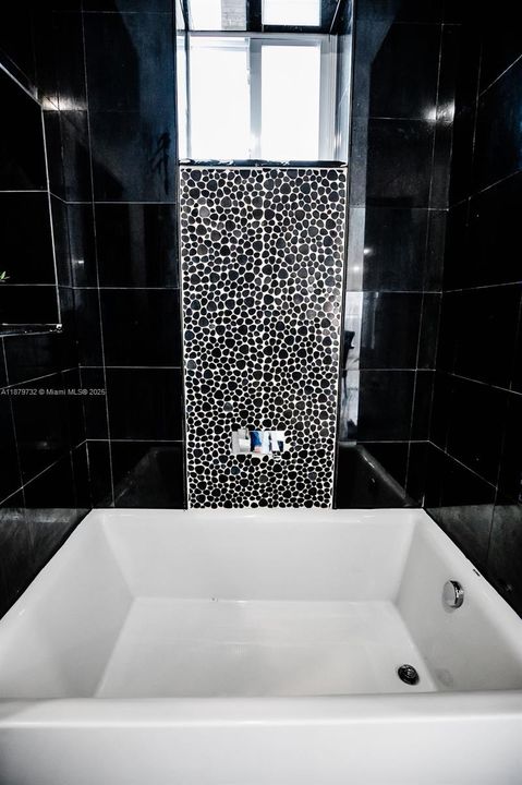 Под контрактом: $4,200 (3 спален, 2 ванн, 2071 Квадратных фут)