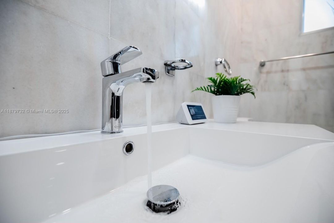 Под контрактом: $4,200 (3 спален, 2 ванн, 2071 Квадратных фут)