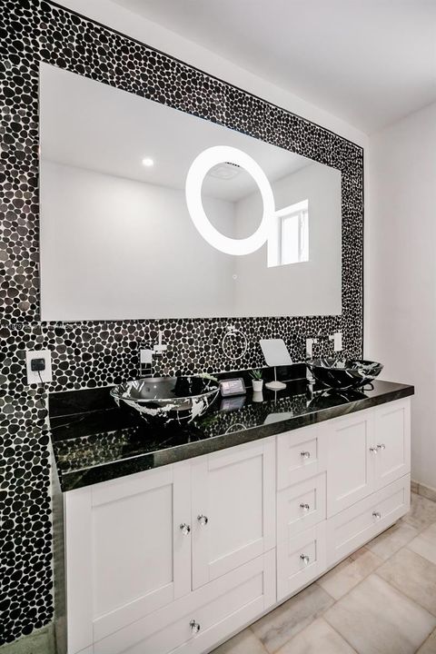 Под контрактом: $4,200 (3 спален, 2 ванн, 2071 Квадратных фут)