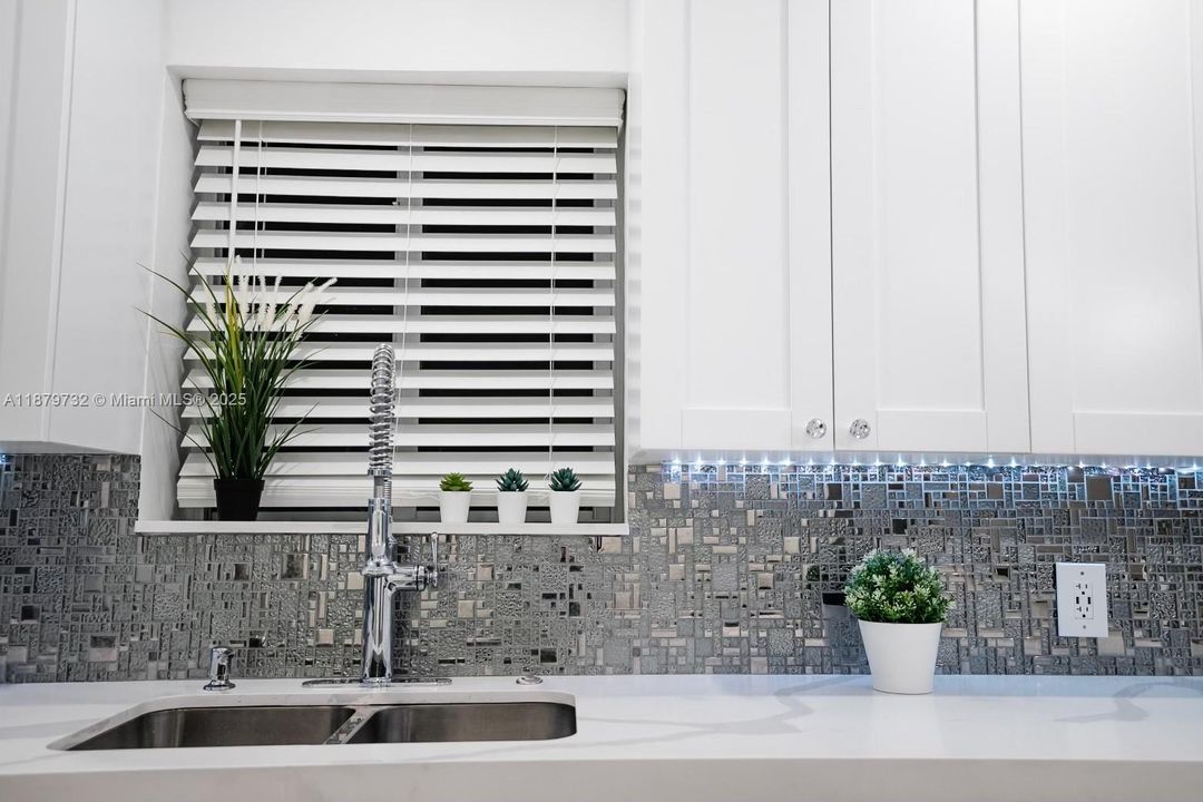 Под контрактом: $4,200 (3 спален, 2 ванн, 2071 Квадратных фут)