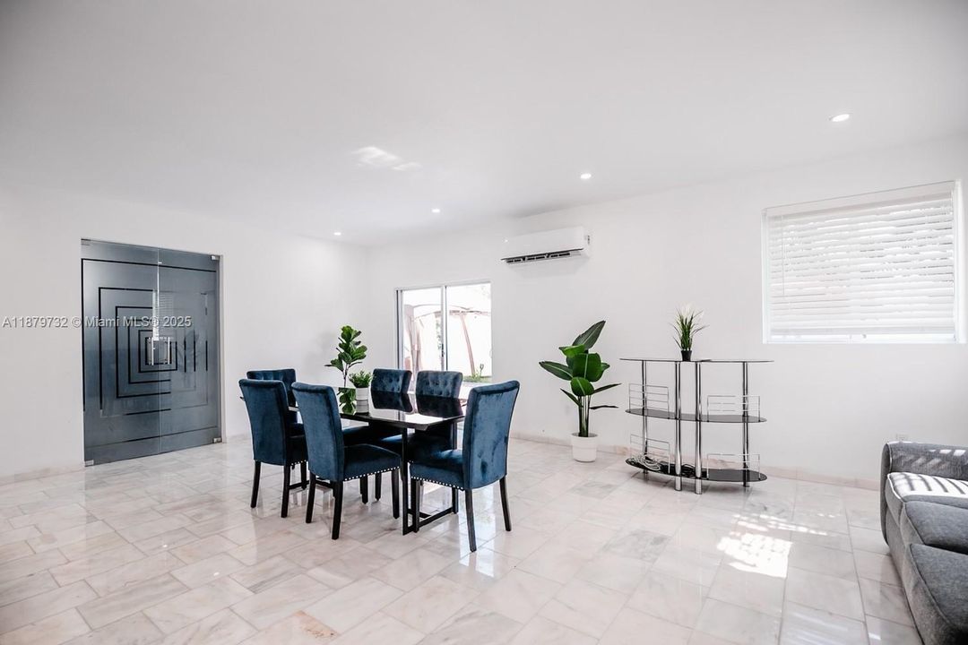 Под контрактом: $4,200 (3 спален, 2 ванн, 2071 Квадратных фут)