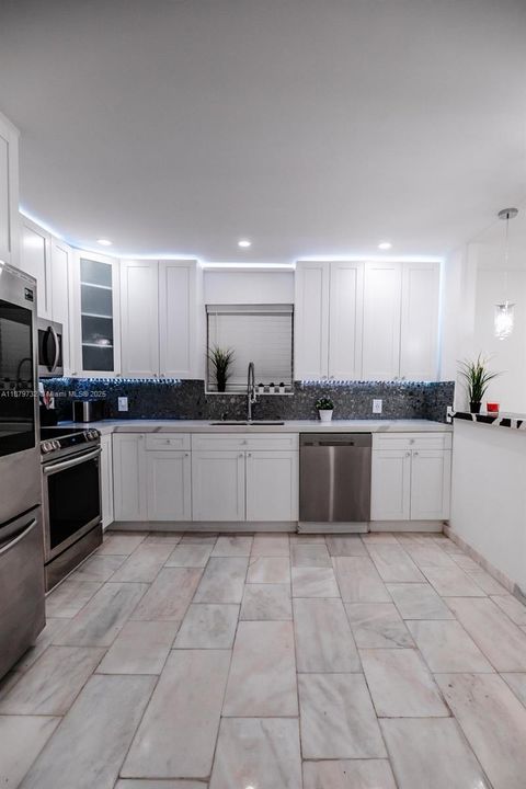 Под контрактом: $4,200 (3 спален, 2 ванн, 2071 Квадратных фут)