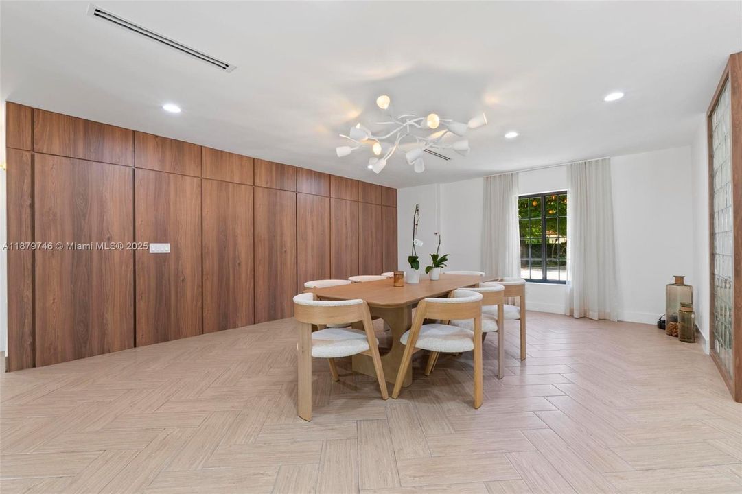 En Renta: $10,000 (4 camas, 3 baños, 3073 Pies cuadrados)