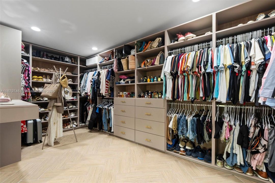 En Renta: $10,000 (4 camas, 3 baños, 3073 Pies cuadrados)