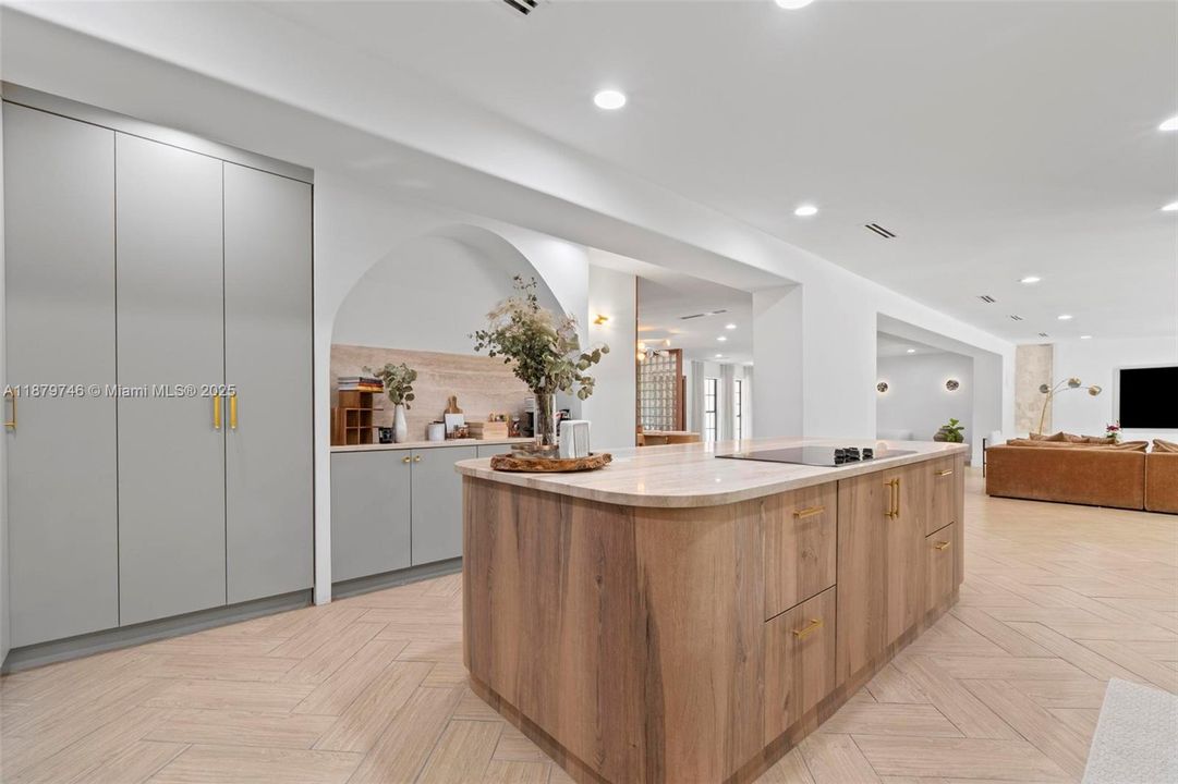 En Renta: $10,000 (4 camas, 3 baños, 3073 Pies cuadrados)