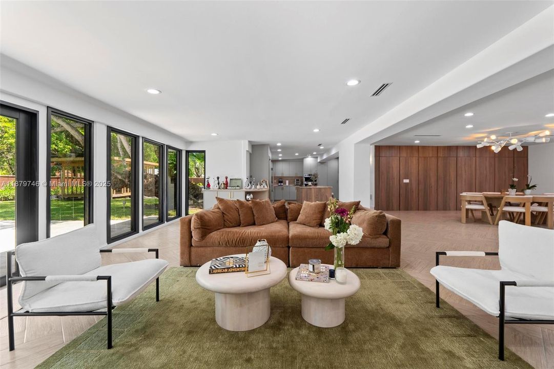 En Renta: $10,000 (4 camas, 3 baños, 3073 Pies cuadrados)