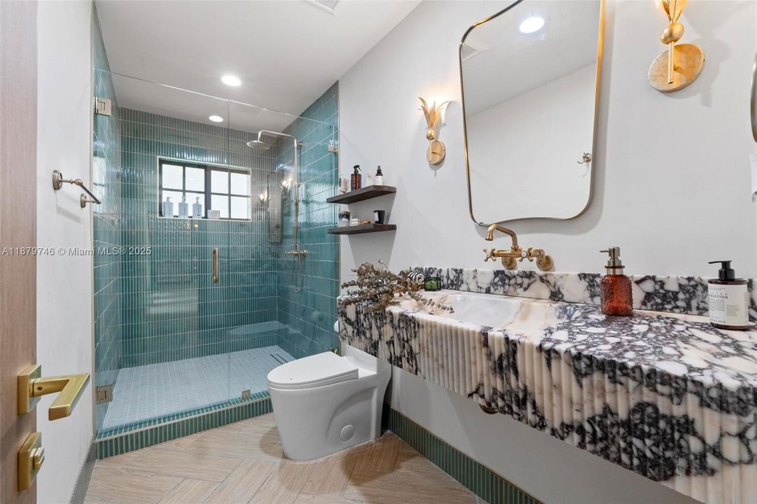 En Renta: $10,000 (4 camas, 3 baños, 3073 Pies cuadrados)