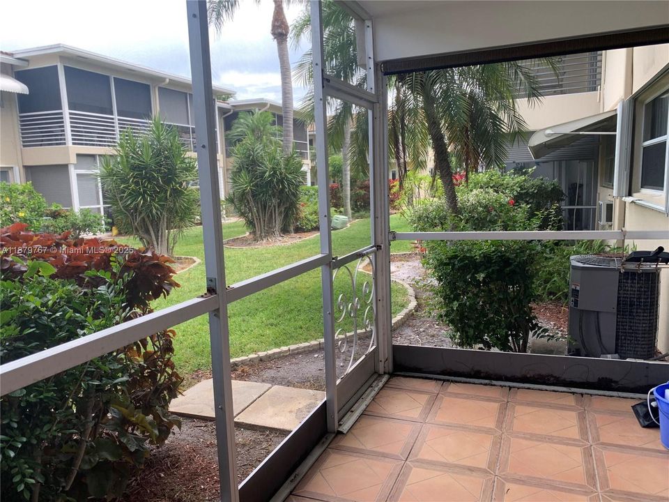 For Sale: $135,000 (1 beds, 1 baths, 700 Square Feet)