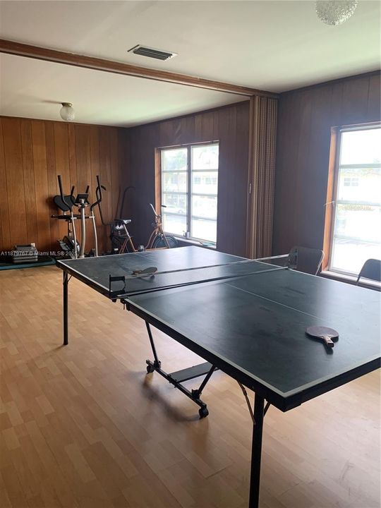 For Sale: $135,000 (1 beds, 1 baths, 700 Square Feet)