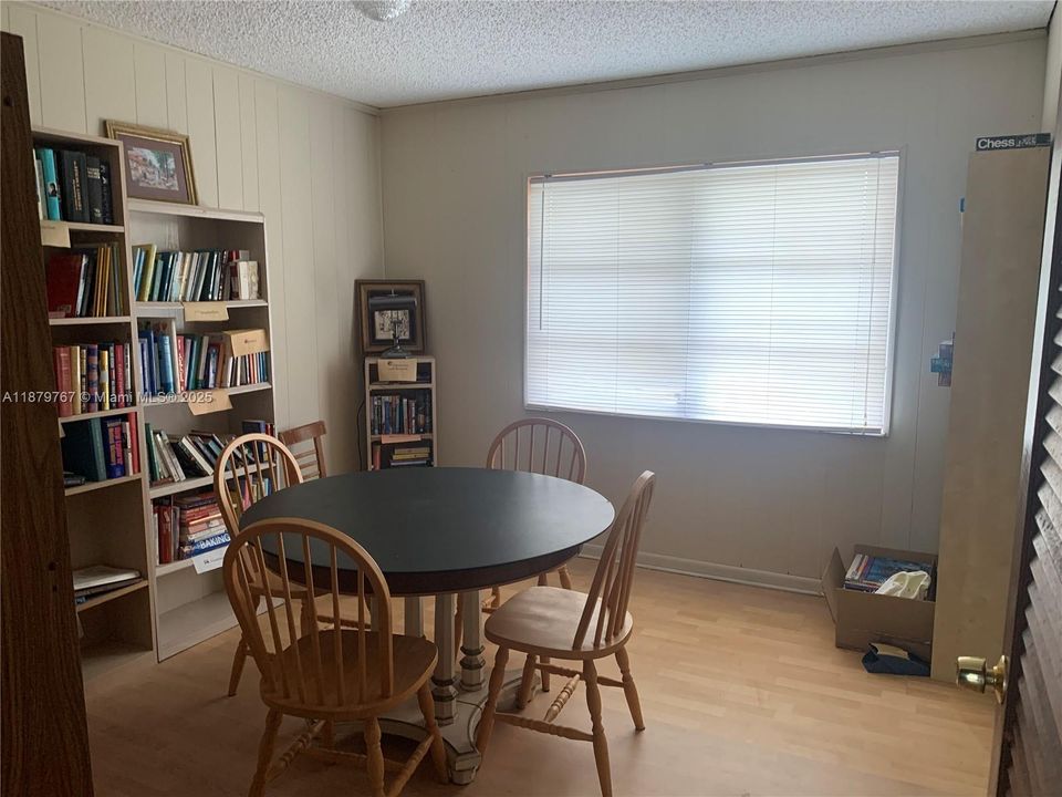 For Sale: $135,000 (1 beds, 1 baths, 700 Square Feet)