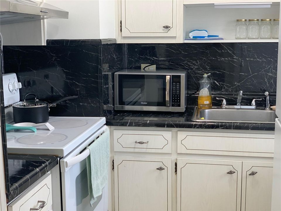 For Sale: $135,000 (1 beds, 1 baths, 700 Square Feet)