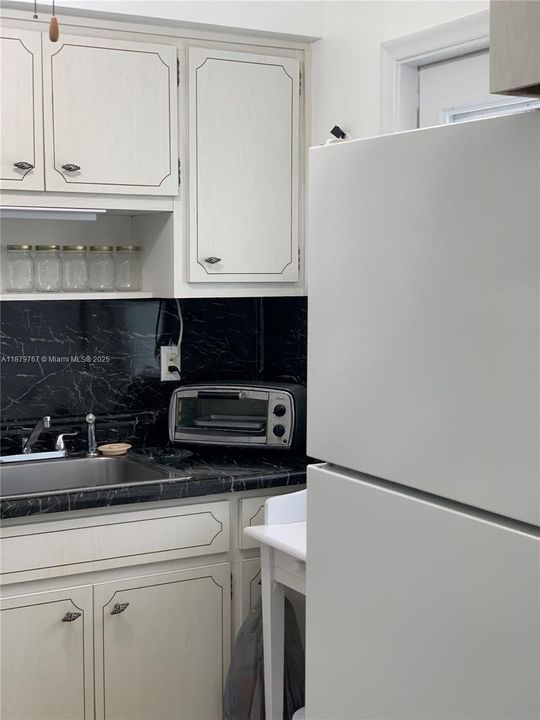 For Sale: $135,000 (1 beds, 1 baths, 700 Square Feet)