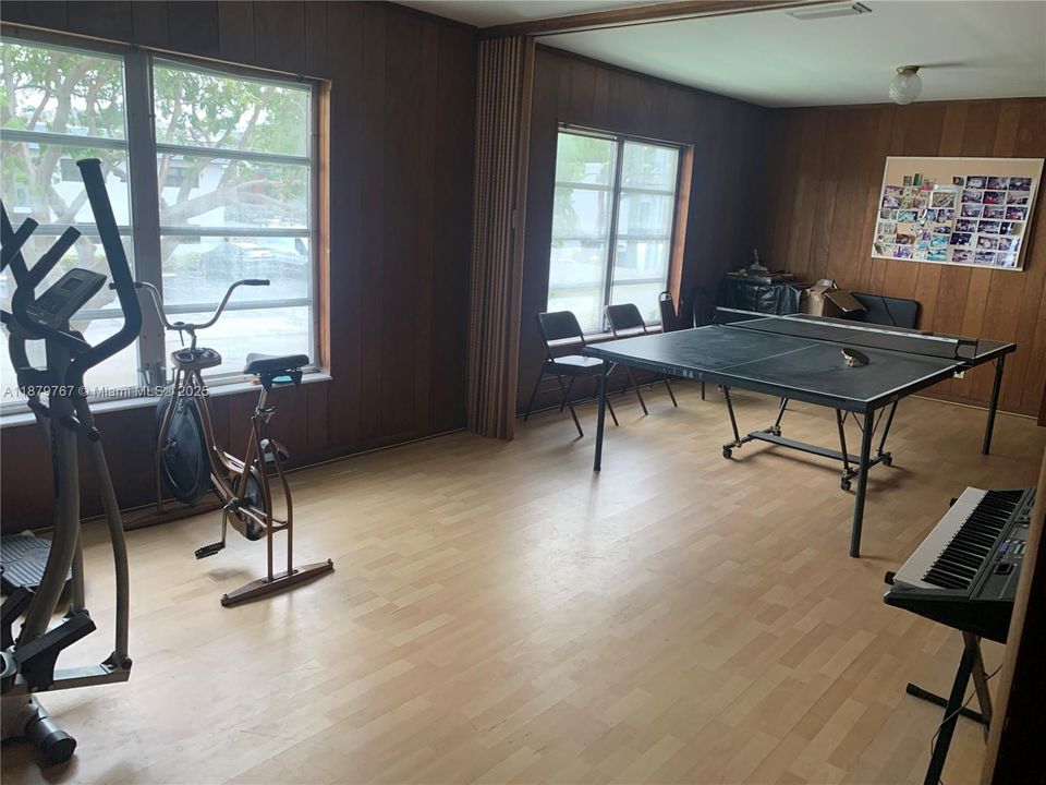 For Sale: $135,000 (1 beds, 1 baths, 700 Square Feet)