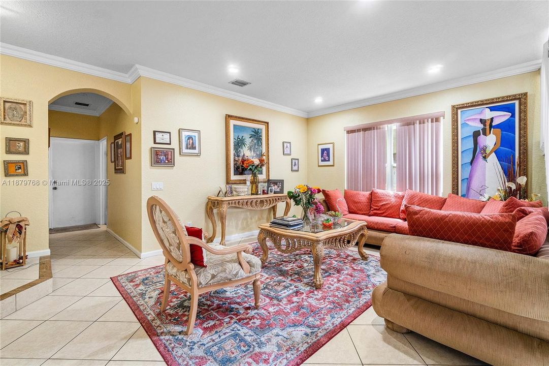 Activo con contrato: $599,000 (5 camas, 3 baños, 2677 Pies cuadrados)