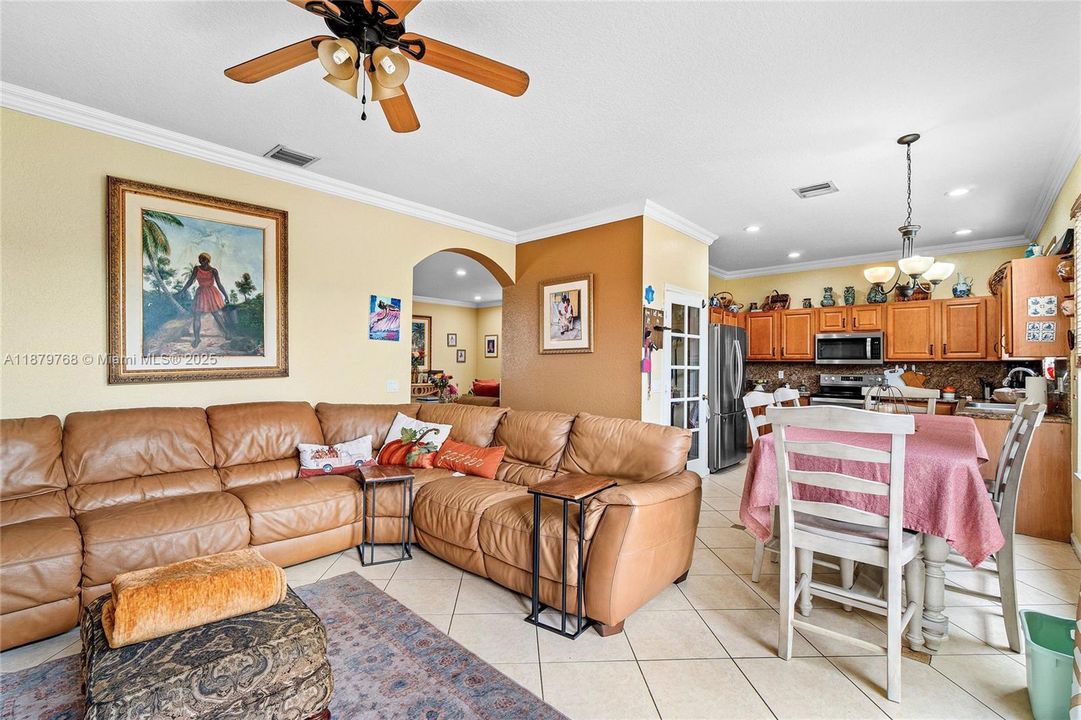 Activo con contrato: $599,000 (5 camas, 3 baños, 2677 Pies cuadrados)