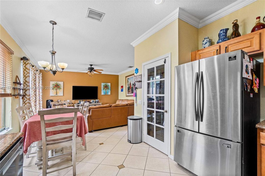 Activo con contrato: $599,000 (5 camas, 3 baños, 2677 Pies cuadrados)