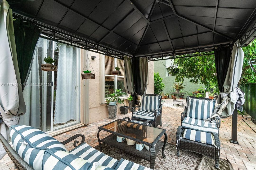 Activo con contrato: $599,000 (5 camas, 3 baños, 2677 Pies cuadrados)