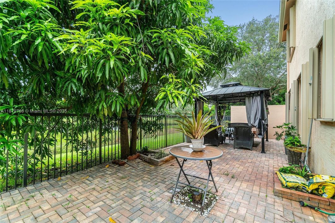 Activo con contrato: $599,000 (5 camas, 3 baños, 2677 Pies cuadrados)